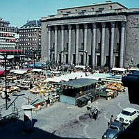 Hötorget. Vy från takterrassen ovanför Hötorgshallen mot Konserthuset. Grönsaksförsäljning på torget.