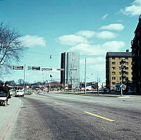 Norra Stationsgatan mot Norrtull, Wenner-Gren Center och Norrtullsgatan.