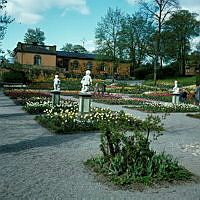 Skansen; planteringar och skulpturer vid Sagaliden.