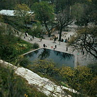 Skansen. Vy från Solliden ned mot dammen vid huvudentrén.