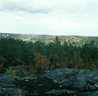 Från en höjd mellan Sätra och Skärholmen åt nordost. En skymt av Södertäljevägen in mot stan.