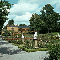 Skansen; planteringar och skulpturer vid Sagaliden.