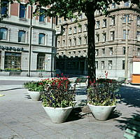 Blomsterarrangemang på Eriksbergsplan. Vy mot hörnet Regeringsgatan-Tegnérgatan.