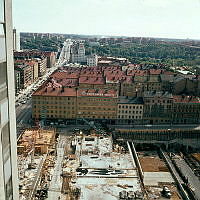 Utsikt från Skattehuset och Götgatan. Närmast det påbörjade bygget av Åsö Gymnasium, i fonden Skanstullsbron och Nynäsvägen.