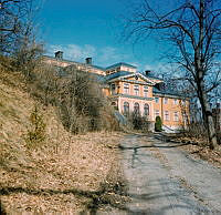 Ekerö; Ekebyhovs Slott sett från en tillfartsväg.