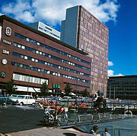 Klarabergsgatan vid Sergels Torg. Varuhuset EPA och femte hötorgshuset.