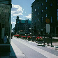 Vy från Sveavägen mot Konserthuset och varuhuset PUB.