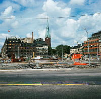 Gatuarbeten i rivna kvarter mellan Vasagatan och Klara Västra Kyrkogata. Vy från Tegelbacken mot kv. Uggleborg, Svalan och Sköldpaddan.