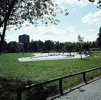 Blackeberg; plaskdamm i grönområde S om Grundtvigsgatan. Vy åt söder.