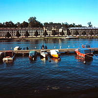 Karlbergs Slott sett från Kungsholms Strand. Fritidsbåtar vid brygga i Karlbergssjön.