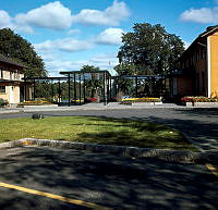 Fristående entrétak vid Stallmästaregården.