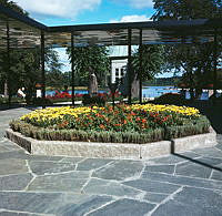 Plantering med bl.a. paprika vid ett fristående entrétak till Stallmästaregården. Drottning Kristinas Paviljong i bakgrunden.