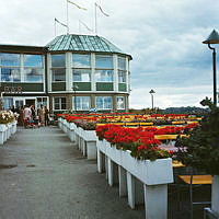 Solliden på Skansen; ingången till restaurangen och del av uteserveringen.