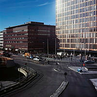 EPA-huset och femte Hötorgshuset sedda från Stockholmsterrassen. T.v. fontänen vid Sergels Torg under uppbyggnad.