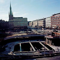 Vy från Stockholmsterrassen mot Klarabergsgatan. I förgrunden byggandet av fontänen vid Sergels Torg.