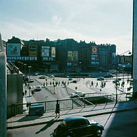 Sveavägen mot Sergels Torg under byggnad. I fonden gavlar i delvis rivna kv. Skansen och Fyrmörsaren. Närmast Mäster Samuelsgatan.