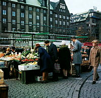 Grönsaksförsäljning på Hötorget. Varuhuset PUB i bakgrunden.