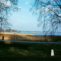 Djurgården; promenadväg vid Isbladsviken. I fonden Lidingö.