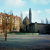 Parken vid Borgarskolan (nuv. Ellen Keys Park). Vy åt öster mot Engelbrektskyrkan.