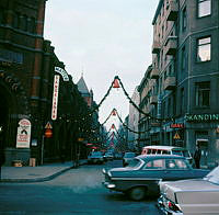 Humlegårdsgatan sedd från Nybrogatan. Juldekorationer hänger över gatan mellan husfasaderna.