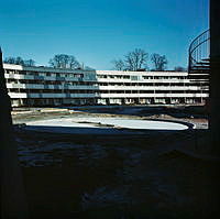 Wenner-Gren Center; anläggning av damm på gården vid bostadslängan.