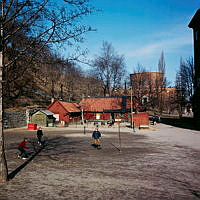 Tre grabbbar sparkar boll vid parkleken i Observatorielunden. I fonden Stadsbiblioteket.