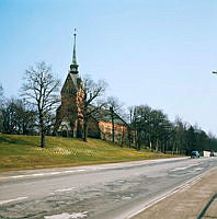 Nacka; Nacka kyrka sedd från sydväst. I förgrunden Värmdövägen.