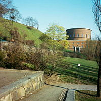 Försommar i Observatorielunden. I fonden Stadsbibliotekets södra fasad.