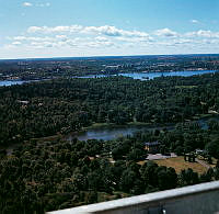 Utsikt från Kaknästornet över Djurgården, Nacka och östra Södermalm åt  sydväst. Närmast Dragongården, sedan 1991 Kinas ambassad.