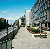 Terrassen till Göteborgs Banks hus i kv. Putten sedd från gångbron (över Mäster Samuelsgatan) till Stockholmsterrrassen. T.v. Sveavägen norrut.