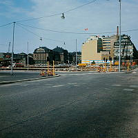 Centralen och Esselte-huset från Tegelbacken vid Centralpalatset. Vy genom kv. Brandklipparen, Snäckan och Fyrfotan Mindre där husen rivits.