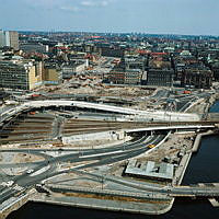 Utsikt från Stadshustornet mot Klara Mälarstrand, Centralbron under byggnad, Tegelbacken, rivna Klarakvarter och nedre Norrmalm.