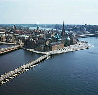 Utsikt från Stadshustornet mot Riddarholmen och Gamla Stan. 
I förgrunden den provisoriska pontonbron som revs i september 1967.