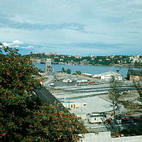 Vy från naturområde NO om Dianavägen i Hjorthagen mot Ropsten cirka två veckor före tunnelbanestationens öppnande. I fonden Lidingö. Stationen öppnades 2/9 1967.