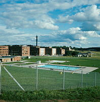 Kampementsbadet sett från Kampementsbacken. Bortom badet kv. Tegeludden och Stettin, i fonden Kaknästornet.