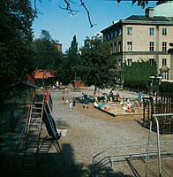 Lekplats söder om parkleken vid Saltmätargatans förlängning i Observatorielunden. Till höger Handelshögskolan.