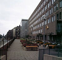 Planteringar på terrassen till Göteborgs Banks hus i kv. Putten sedda från gångbron till Stockholmsterrassen. Vy längs Sveavägen norrut.