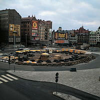 Vy från Stockholmsterrassen mot rondellen vid Sergels Torg. Fontänen under uppbyggnad. Fasadreklam för bland andra Opel, Pripps, Philips och Tend i kv. Skansen och Fyrmörsaren.