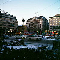 Norrmalmstorg en vecka före jul 1967. Vy från nordvästra hörnet av Berzelii Park. Skymningsbild.