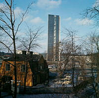 Cedersdals malmgård och Wenner-Gren Center sedda från Vanadislunden.