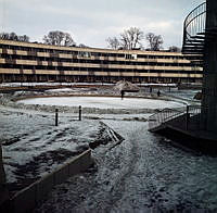 Wenner-Gren Center; ensam skridskoåkare på den frusna plaskdammen på bostadslängans gård.