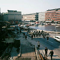 Vaktparaden i rondellen vid Sergels Torg. Vy från Malmskillnadsgatan mot Klarabergsgatan.