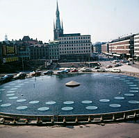 Vy från Stockholmsterrassen mot Sergels Torg och Klarabergsgatan. I fonden Klara kyrka.