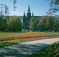 Blomsterrabatter vid Lusthusporten på Djurgården. Vy mot Nordiska Museet.