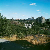 Vy från Fåfängan mot Danviksklippan och byggandet av nya bostäder på Henriksdalsberget.