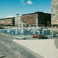 Fontänen vid Sergels Torg sedd från Malmskillnadsgatan. I fonden varuhusen Åhléns och EPA.