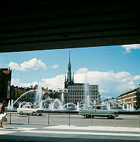 Vy från kv. Hästskon mot fontänen vid Sergels Torg. I fonden Klara Kyrka.