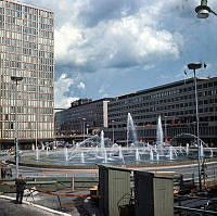 Fontänen vid Sergels Torg, femte hötorgshuset och bankhusen vid Sveavägen. I förgrunden Gatukontorets materiel och redskapsbodar.