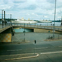 Slussen. Vy från Södermalmstorg mot Katarinavägen och Södra Slingan. Fartygen Kungsholm och Nieuw Amsterdam (nl) för ankar på Strömmen.