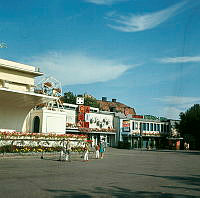 Gröna Lund. Casino jump in och teatern Gröna Lund. T.v. en del av Stora Scenen.